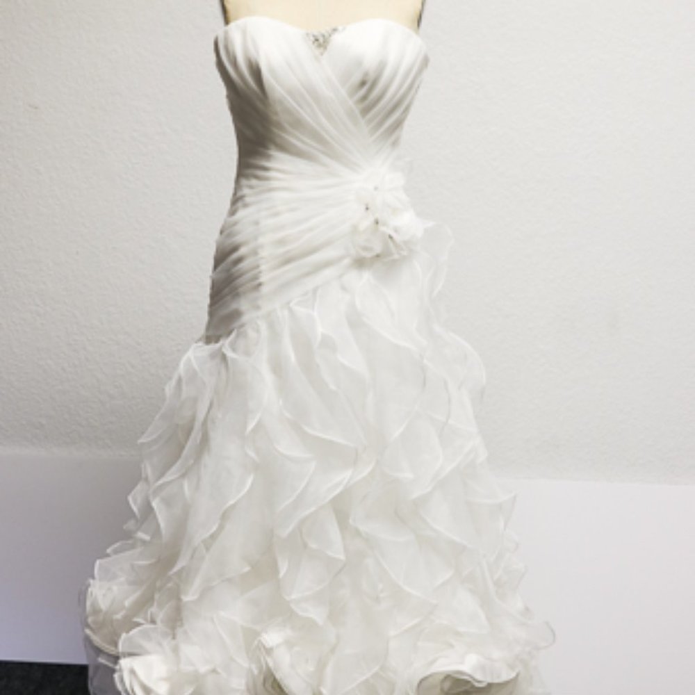 new off white strapless size 4 wedding/prom dress